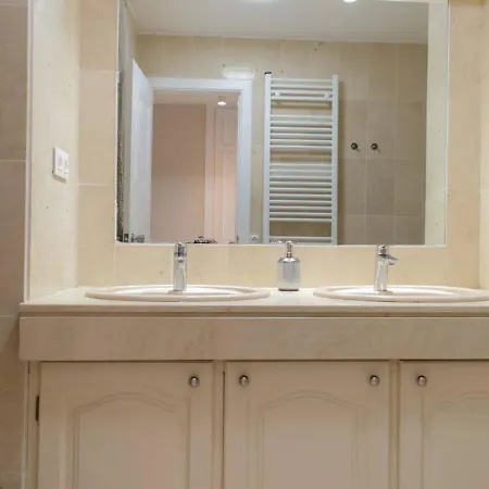 Luxurious 2 Bedroom With Pool アパート エステポナ