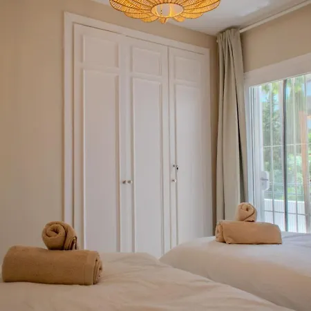 Luxurious 2 Bedroom With Pool アパート エステポナ