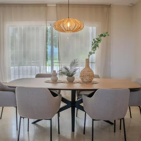 Luxurious 2 Bedroom With Pool