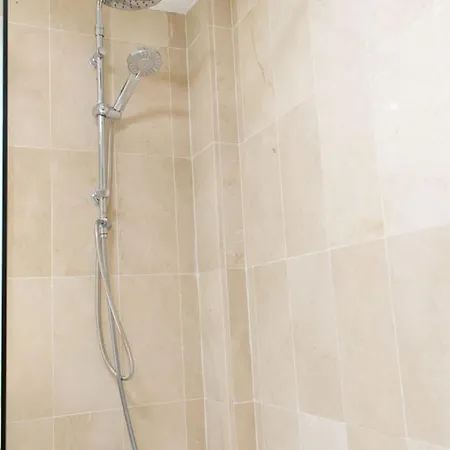 Luxurious 2 Bedroom With Pool Daire