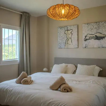 Luxurious 2 Bedroom With Pool Daire *